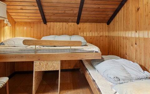 Amila - 30Km from the Sea: Holz, Schlafzimmer, Bett, Fussboden, Flooring, Möbel, Decke, Interior Design, Bettdecke, Hartholz