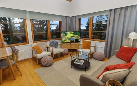 Karhunvartijanmaja D4: Interior Design, Möbel, Flooring, Holz, Fussboden, Decke, Zimmer, Wohnzimmer, Beleuchtung, Zuhause