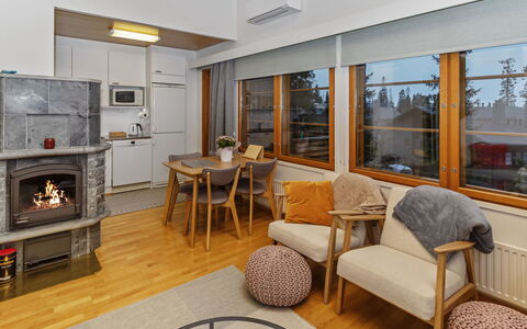 Karhunvartijanmaja D4: Interior Design, Möbel, Flooring, Holz, Decke, Fussboden, Zimmer, Couch, Wohnzimmer, Beleuchtung