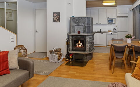 Karhunvartijanmaja D4: Möbel, Flooring, Interior Design, Holz, Fussboden, Decke, Zimmer, Beleuchtung, Wohnzimmer, Stuhl