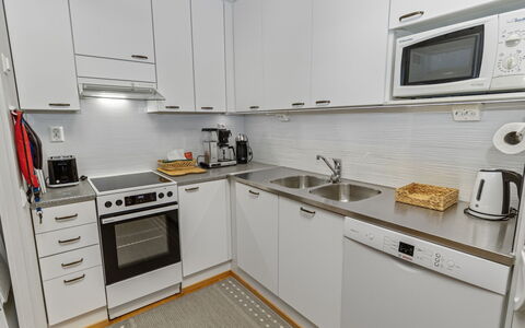 Karhunvartijanmaja D4: Küchengerät, Küche, Countertop, Major Appliance, Cabinetry, Spüle, Herd, Holz, Flooring, Haushaltsgerät