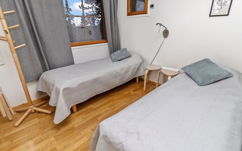 Karhunvartijanmaja D4: Flooring, Fussboden, Holz, Möbel, Interior Design, Holzboden, Zimmer, Schlafzimmer, Bett, Hartholz