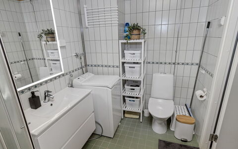 Karhunvartijanmaja D4: Flooring, Armatur, Fussboden, Toilleten Sitz, Toilette, Interior Design, Installation, Badezimmer, Sinken, Zimmer