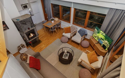 Karhunvartijanmaja D4: Möbel, Interior Design, Flooring, Couch, Fussboden, Holz, Wohnzimmer, Zimmer, Decke, Beleuchtung
