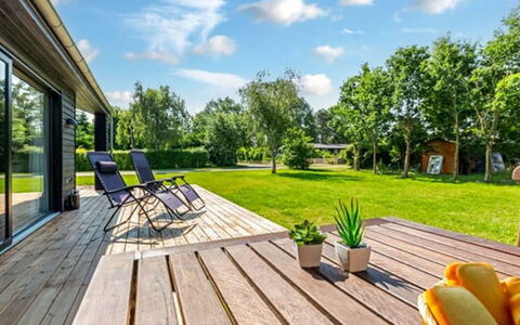 Aruna - 550M from the Sea: Dach, Haus, Zuhause, Hütte, Tür, Abstellgleis, Deck, Veranda, Planke, Hartholz