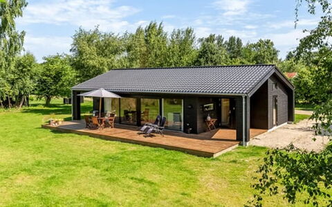 Aruna - 550M from the Sea: Dach, Haus, Zuhause, Hütte, Tür, Abstellgleis, Deck, Veranda, Planke, Hartholz