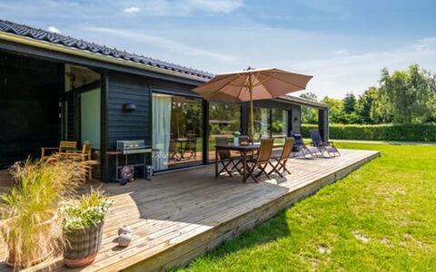 Aruna - 550M from the Sea: Dach, Haus, Zuhause, Hütte, Tür, Abstellgleis, Deck, Veranda, Planke, Hartholz