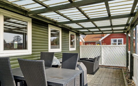 Bjarni - 175M from the Sea: Schwimmbad, Ferienort