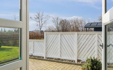 Bjarni - 175M from the Sea: Schwimmbad, Ferienort