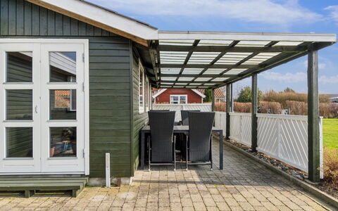 Bjarni - 175M from the Sea: Schwimmbad, Ferienort