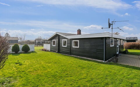 Bjarni - 175M from the Sea: Schwimmbad, Ferienort