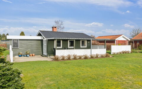 Bjarni - 175M from the Sea: Schwimmbad, Ferienort