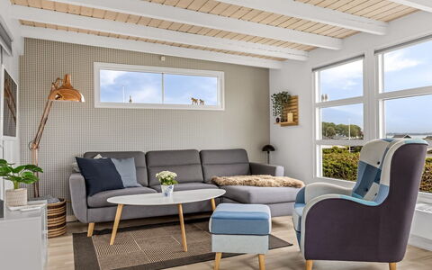 Filomena - 300M from the Sea: Möbel, Interior Design, Flooring, Fussboden, Holz, Couch, Wohnzimmer, Stuhl, Zuhause, Tabelle