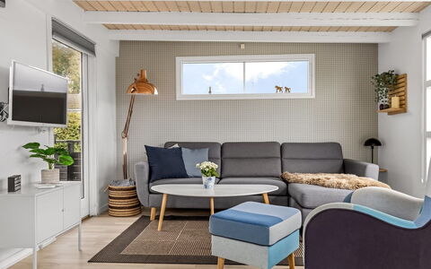 Filomena - 300M from the Sea: Möbel, Interior Design, Flooring, Couch, Wand, Fussboden, Wohnzimmer, Holz, Zuhause, Zimmer