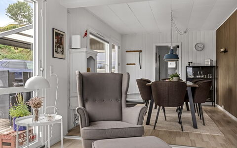Filomena - 300M from the Sea: Möbel, Interior Design, Flooring, Stuhl, Fussboden, Holz, Wohnzimmer, Tabelle, Zimmer, Zuhause