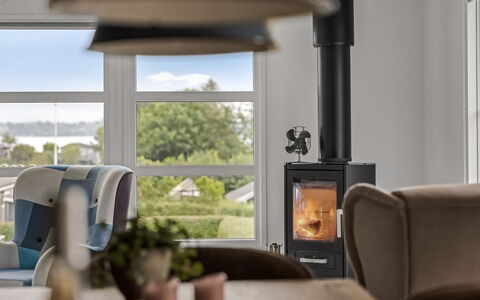 Filomena - 300M from the Sea: Möbel, Interior Design, Flooring, Feuerstelle, Fussboden, Holzofen, Stuhl, Haushaltsgerät, Wohnzimmer, Beleuchtung