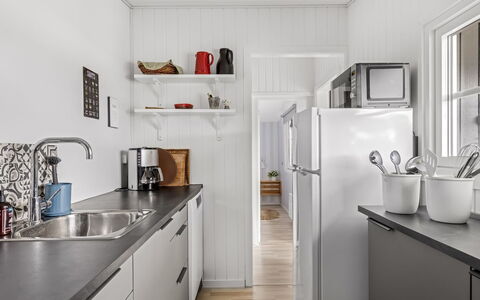 Filomena - 300M from the Sea: Küche, Küchengerät, Major Appliance, Countertop, Holz, Flooring, Interior Design, Cabinetry, Kühlschrank, Haushaltsgerät