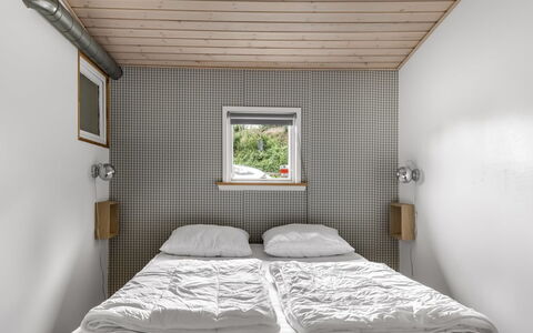 Filomena - 300M from the Sea: Wand, Holz, Schlafzimmer, Interior Design, Bett, Decke, Bettdecke, Fussboden, Bedding, Flooring