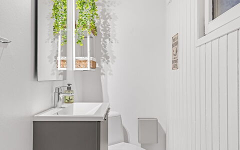 Filomena - 300M from the Sea: Armatur, Interior Design, Badezimmer, Sinken, Blumentopf, Bad Sink, Zapfhahn, Toilette, Flooring, Installation