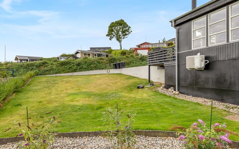 Filomena - 300M from the Sea: Die Architektur, Wohngebiet, Zuhause, Grundstueck, Ground, Garten, Rasen, Garten, Landscaping, Estate