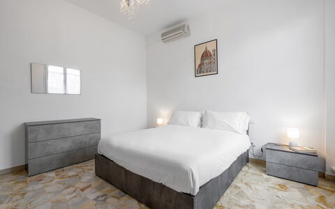 Romina Apartment, Florence, Campo Marte: Fussboden, Flooring, Interior Design, Wohnung, Decke, Schlafzimmer, Bett, Bedding, Hotel