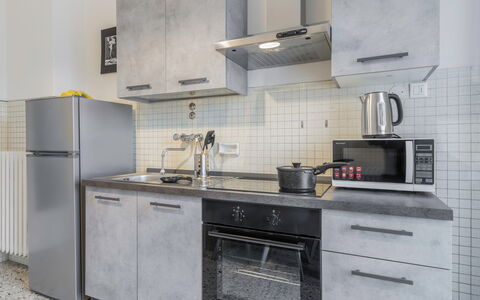 Romina Apartment, Florence, Campo Marte: Küche, Küchengerät, Countertop, Major Appliance, Herd, Flooring, Cabinetry, Haushaltsgerät, Interior Design, Möbel