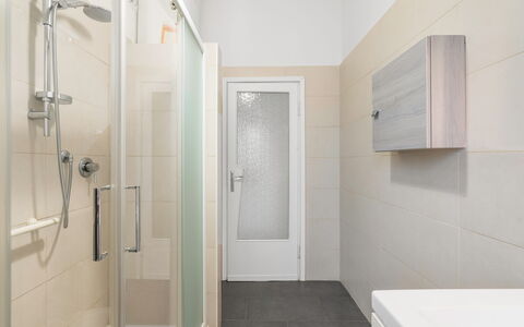 Romina Apartment, Florence, Campo Marte: Badezimmer, Flooring, Wand, Armatur, Fussboden, Interior Design, Toilette, Bad Sink, Installation, Sinken
