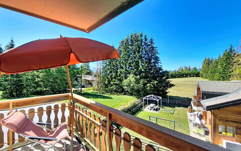 La Verdure Est N°22: Hütte, Garten, Holzbeize, Estate, Landscaping, Garten, Hartholz, Rasen, Lärche, Gartenmöbel