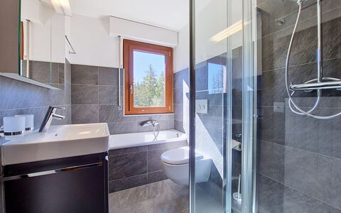 La Verdure Est N°22: Flooring, Armatur, Interior Design, Fussboden, Badezimmer, Sinken, Zapfhahn, Decke, Installation, Zuhause