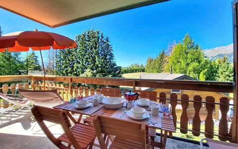 La Verdure Est N°22: Holzbeize, Lärche, Stuhl, Hartholz, Veranda, Eco Hotel, Schatten, Landscaping, Balkon
