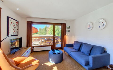 La Verdure Est N°22: Interior Design, Möbel, Wohnung, Couch, Wohnzimmer, Zimmer, Decke, Stuhl, Fernsehen