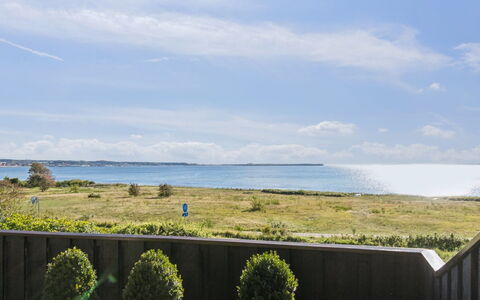 Mariska - 100M from the Sea: Haus, Zuhause, Tür, Dach, Hütte, Estate, Garten, Schatten, Abstellgleis, Garten