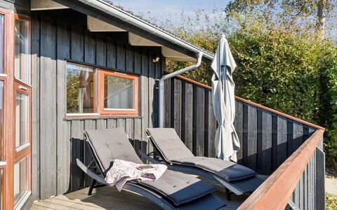 Mariska - 100M from the Sea: Haus, Zuhause, Tür, Dach, Hütte, Estate, Garten, Schatten, Abstellgleis, Garten