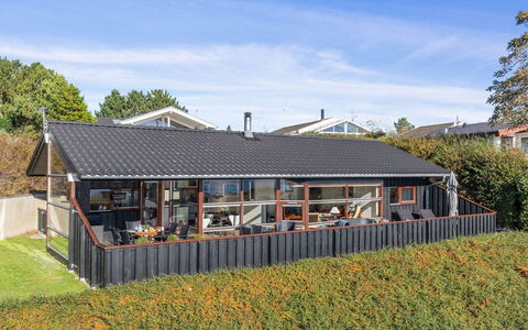 Mariska - 100M from the Sea: Haus, Zuhause, Tür, Dach, Hütte, Estate, Garten, Schatten, Abstellgleis, Garten