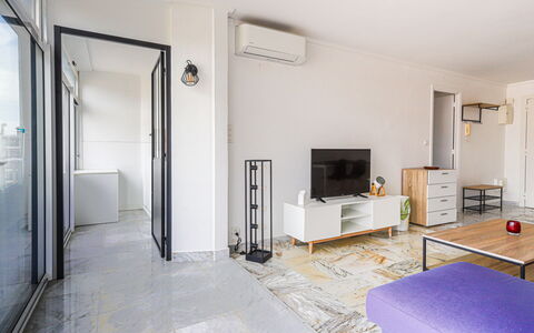Roquebrune Cap Martin 110: Gebäude, Fernsehen, Beleuchtung, Bilderrahmen, Couch, Komfort, Flooring, Haus, Fussboden, Halle