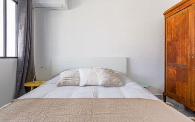 Roquebrune Cap Martin 110: Gebäude, Möbel, Eigentum, Fenster, Komfort, Holz, Textil, Interior Design, Bett, Bettrahmen