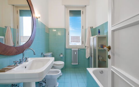 Orto Botanico Apartment With Terrace And Dome View: Spiegel, Zapfhahn, Armatur, Sinken, Bad Sink, Eigentum, Grün, Badezimmer, Azurblau, Lila
