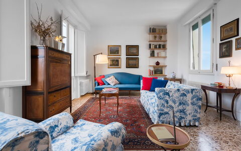 Orto Botanico Apartment With Terrace And Dome View: Bilderrahmen, Möbel, Tabelle, Eigentum, Cabinetry, Blau, Azurblau, Holz, Interior Design, Komfort