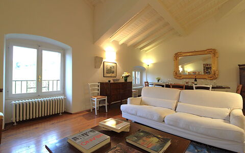 Il Vigneto, Verona, Pool, Wifi: Couch, Bilderrahmen, Möbel, Komfort, Gebäude, Holz, Tabelle, Wohnzimmer, Flooring, Fenster