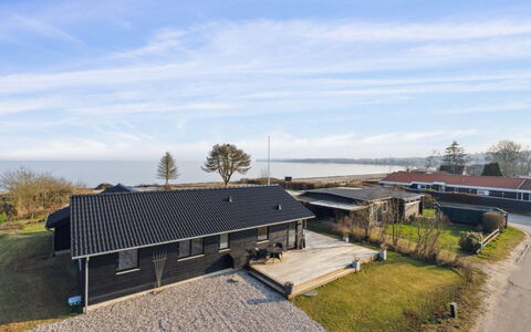 Viveke - 10M from the Sea: Holz, Zuhause, Veranda, Deck, Hartholz, Dach, Holzbeize, Holzboden, Eco Hotel