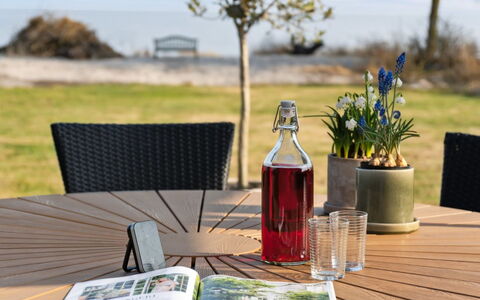Viveke - 10M from the Sea: Holz, Zuhause, Veranda, Deck, Hartholz, Dach, Holzbeize, Holzboden, Eco Hotel