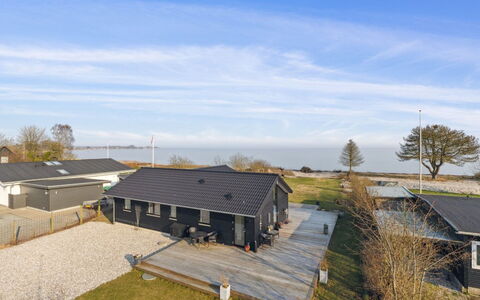 Viveke - 10M from the Sea: Holz, Zuhause, Veranda, Deck, Hartholz, Dach, Holzbeize, Holzboden, Eco Hotel