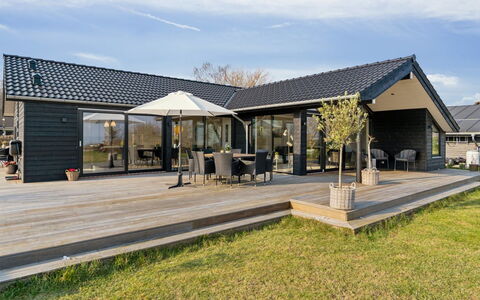 Viveke - 10M from the Sea: Holz, Zuhause, Veranda, Deck, Hartholz, Dach, Holzbeize, Holzboden, Eco Hotel