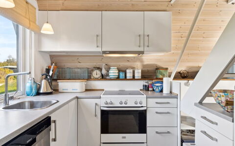 Edgar - 300M from the Sea: Küche, Küchengerät, Countertop, Major Appliance, Flooring, Möbel, Interior Design, Holz, Cabinetry, Haushaltsgerät