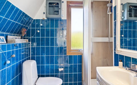 Edgar - 300M from the Sea: Blau, Armatur, Flooring, Fussboden, Badezimmer, Interior Design, Toilleten Sitz, Toilette, Installation, Fliese