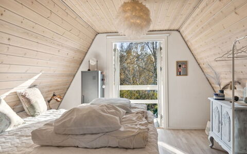 Edgar - 300M from the Sea: Möbel, Interior Design, Schlafzimmer, Holz, Decke, Flooring, Bett, Fussboden, Beleuchtung, Zimmer