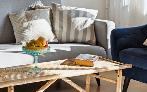 Edgar - 300M from the Sea: Möbel, Couch, Kissen, Interior Design, Wohnzimmer, Dekokissen, Flooring, Textil, Kissen, Fussboden