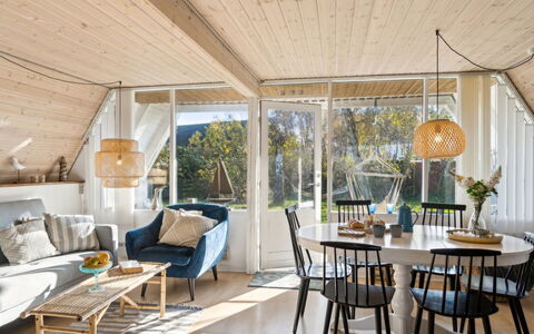 Edgar - 300M from the Sea: Möbel, Interior Design, Holz, Stuhl, Flooring, Decke, Tabelle, Küche & Esszimmer Tisch, Fussboden, Esszimmer