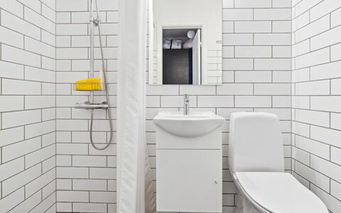 Answald - 6Km from the Sea: Toilleten Sitz, Wand, Badezimmer, Flooring, Toilette, Armatur, Interior Design, Fussboden, Installation, Fliese