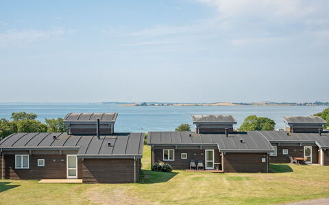 Wilmar - 380M from the Sea: Wohngebiet, Dach, Vorort, Auffahrt, Estate, Kamin